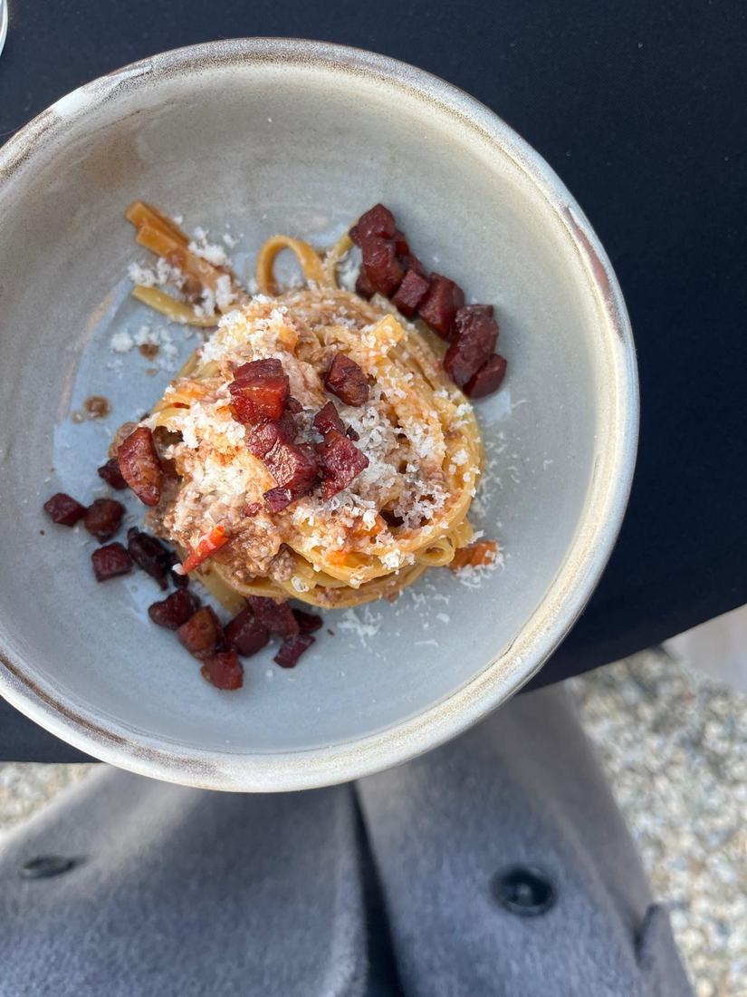 Verse pasta met ragù van wild, spekblokjes en geraspte kaas